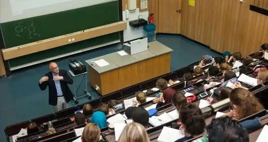 中国留学生‘挤瘫’英国，欧洲公主们也扎堆来读书！英国魅力何在