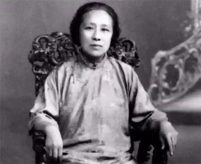 何香凝：寄旧裙给蒋介石，写诗对他破口大骂，蒋大怒却不敢报复