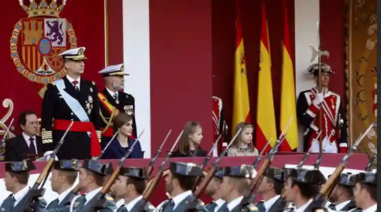 西班牙今年国庆日阅兵式取消了，看不到公羊和挂在灯柱上的伞兵