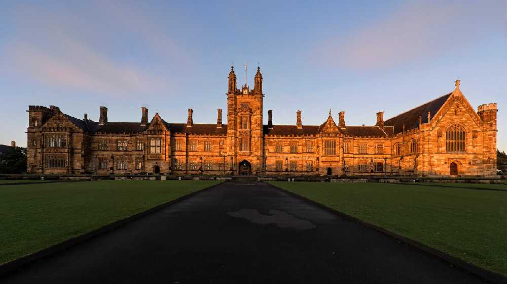 闪电评论丨坚持“防”字不变应对疫情万变