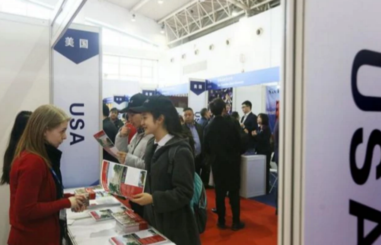 华人谈乌克兰紧张局势：备有国旗拿着护照，中国人相对淡定