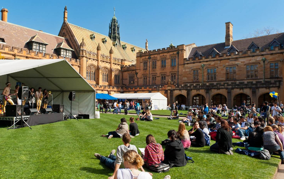 韩国全州大学国际教育学院一行到河南职业技术学院洽谈合作事宜