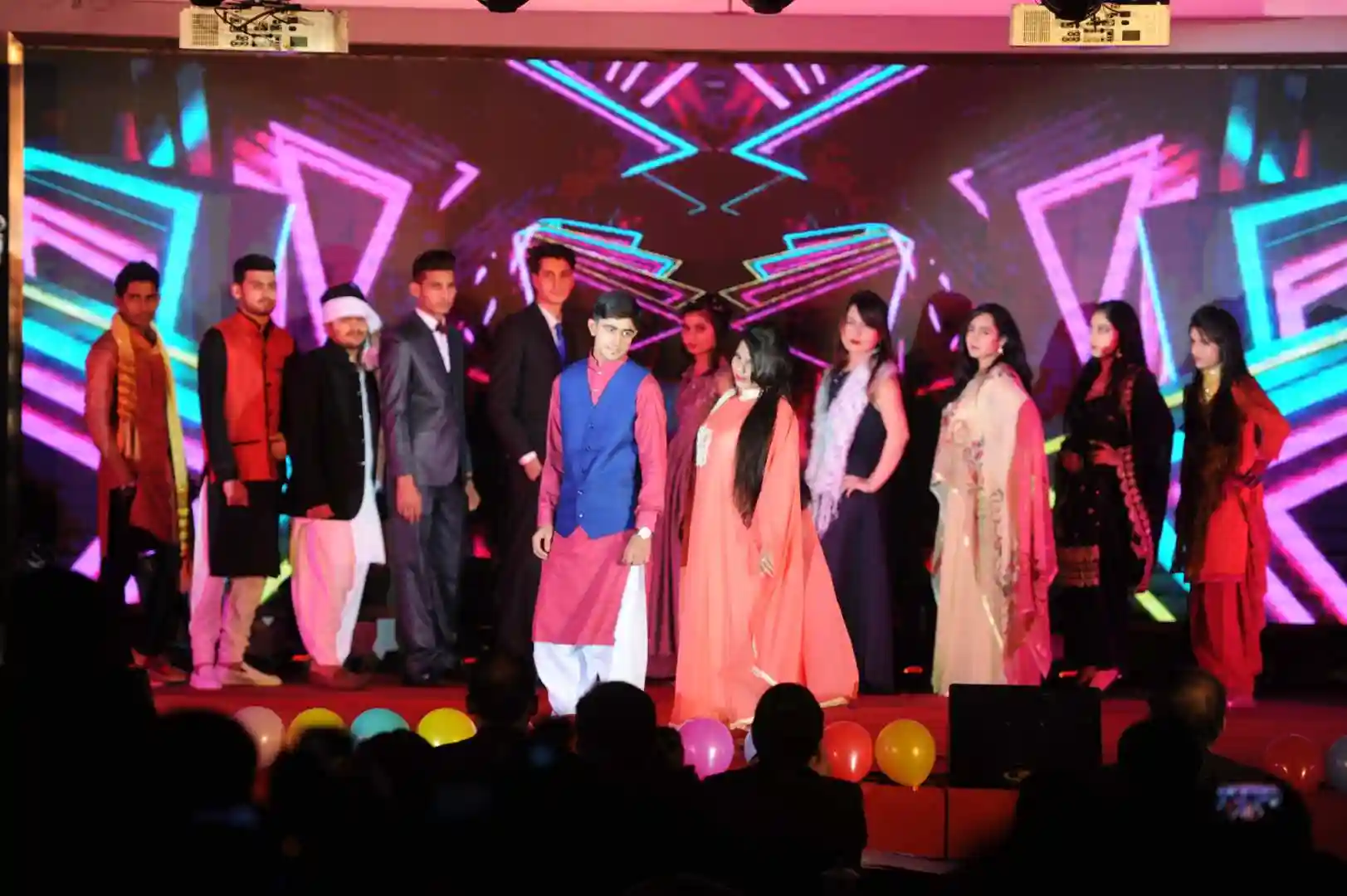 喜欢吃热干面 每次回家要带筷子 江大留学生想留在武汉当医生老师